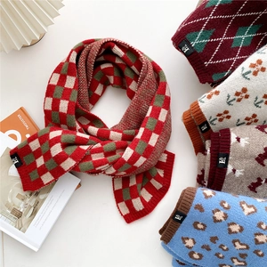 Fünf Arten dicker Strickschals mit Karo- Blumen- und Tiermustern für warme Wintermode