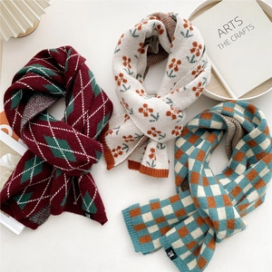 Drei warme Strickschals mit Rauten-, Blumen- und Schachbrettmustern für die Wintermode