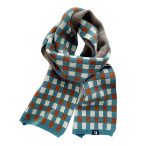 Dicker karierter Strickschal in Blau und Braun mit H-Label für Winterwärme