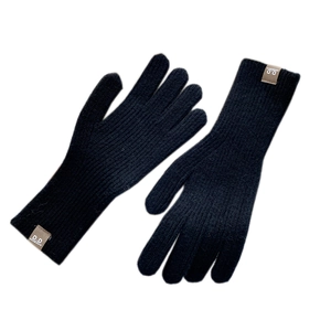 Solid color knitted thermal gloves in black with ribbed cuffs and stylish leather patch
