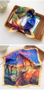 Detail eines künstlerischen Seiden-Halstuchs mit impressionistischem Ölgemälde und gelbem Rand