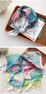 Detail eines Seidenquadrats mit Ölgemälde-Druck, Blumenmuster und rosa gesäumtem Rand