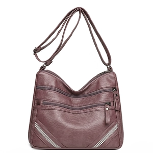 Borsa a tracolla in pelle viola con tasche multiple a zip e dettagli in strass