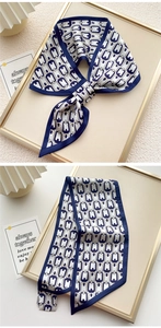 Dettaglio di sciarpa stretta in seta con catene geometriche blu e bordi blu scuro
