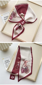 Dettaglio dell'elegante foulard in seta beige e bordeaux con stampa carrossa vintage