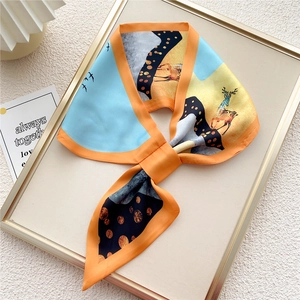 Foulard in seta arancione e blu con stampe di alci in un'elegante esposizione