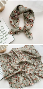 Vue détaillée d'un foulard carré en coton et lin fleuri avec motif et nœud élégant