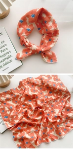 Détail d'un foulard carré orange à imprimé floral bleu en coton et lin doux et léger