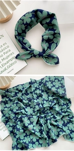 Vue macro d'un foulard en coton lin vert foncé montrant des motifs floraux délicats