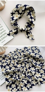 Détail de la texture du foulard bleu marine à fleurs avec bordures cousues