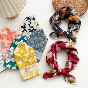 Collection de foulards carrés en coton et lin aux motifs floraux et styles vintage