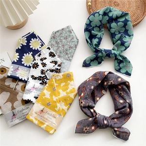 Foulards et bandeaux en coton et lin imprimés fleurs en divers motifs et coloris tendance