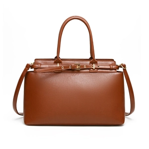 Borsa tote vintage in pelle marrone con finiture dorate e tracolla staccabile su sfondo bianco