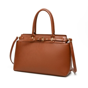 Borsa tote retrò in ecopelle marrone con fibbie dorate e tracolla regolabile