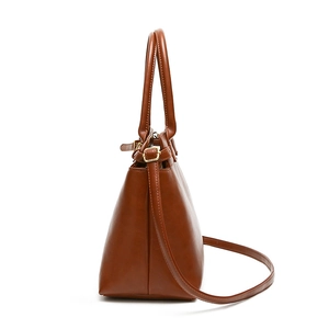 Borsa tote in pelle marrone retrò con tracolla regolabile e finiture in metallo dorato