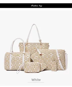 Détail d'un ensemble de 6 sacs vintage blancs avec finitions dorées et imprimés classiques