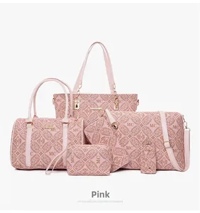 Détail de l'ensemble 6 pièces de sacs roses avec logo MC et accessoires dorés