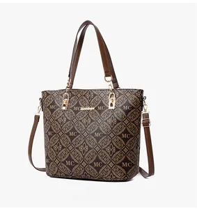 Détails du sac cabas marron avec motifs imprimés et boucles métalliques dorées chic