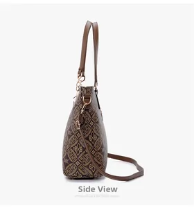 Vue latérale du cabas vintage marron avec motif monogramme et anses en cuir fin
