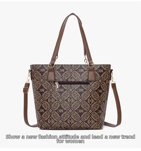 Détail de la poche arrière zippée du cabas marron et motif monogramme rétro