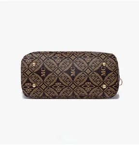 Vue détaillée du fond du sac cabas vintage marron avec des pieds de protection dorés