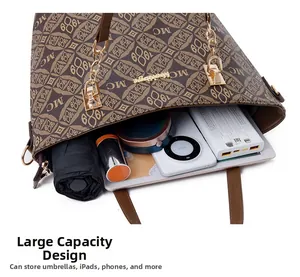 Vue intérieure du cabas marron à monogramme montrant une grande capacité pour parapluie et tablette