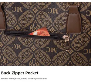 Gros plan de la poche arrière zippée sur un cabas marron vintage à motif monogramme