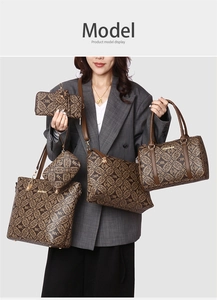 Détail d'un ensemble de 5 sacs vintage marron avec monogramme porté par un mannequin
