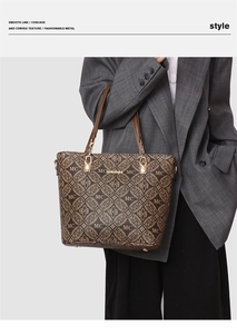 Détail du sac cabas vintage avec imprimé monogramme et boucles dorées sur la bandoulière