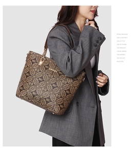 Détail du sac cabas marron vintage avec motif monogramme et fermoir en métal doré