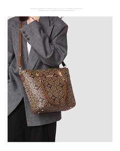 Détail du sac cabas vintage marron avec motif MC et bandoulière en cuir réglable