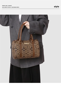 Détail du sac Boston rétro marron avec motif MC 1988 et plaque logo métallique