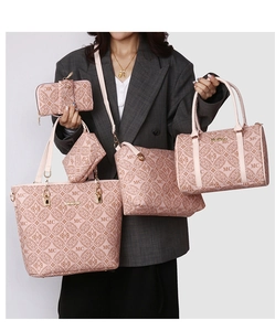 Vue détaillée d'un ensemble de 5 sacs à main rose clair avec monogramme rétro et motifs