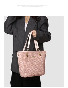 Détails du sac cabas en jacquard beige avec monogramme vintage et finitions dorées