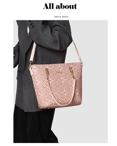 Sac fourre-tout beige rose avec motif monogramme porté avec un blazer gris oversize