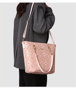 Détail du sac cabas rose vintage avec monogramme MC 1989 et chaîne dorée