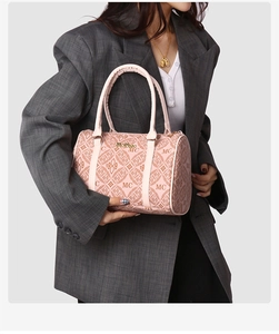 Détail du sac à main Boston rose avec motif monogramme MC et anses circulaires
