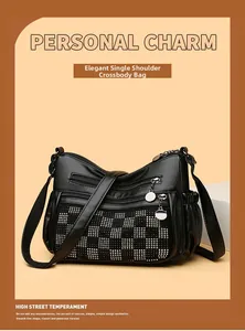 Détail de la texture en cuir noir avec ornementation de strass en motif de damier chic