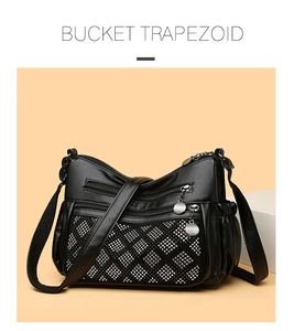 Détail d'un sac à bandoulière en cuir noir avec motif de rivets argentés en losange
