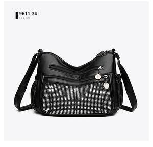 Détail du sac bandoulière en cuir PU grainé avec décoration de strass brillants