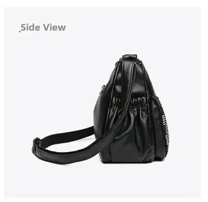 Vue latérale du sac à bandoulière en cuir noir avec détails plissés et finitions argentées