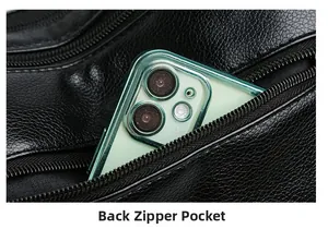 Détail de la poche arrière zippée sur un sac à bandoulière en cuir noir à grain fin