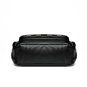 Sac bandoulière en cuir noir avec strass étincelants et texture grainée litchi