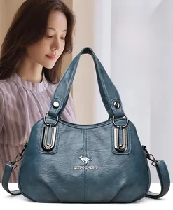Dettaglio della borsa tote blu navy in pelle testurizzata con logo metallico a canguro