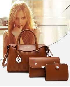 Ensemble détaillé de sac cabas marron gaufré avec pochette et petit portefeuille assorti