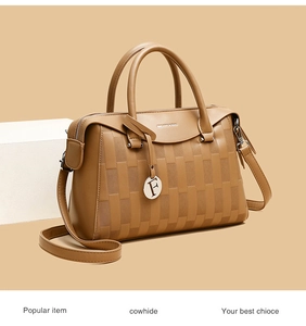 Détails du sac à main en cuir de vachette embossé avec poignées rondes et pendentif