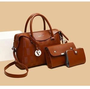 Détail du lot de trois sacs à main marron caramel avec texture gaufrée et métal argenté