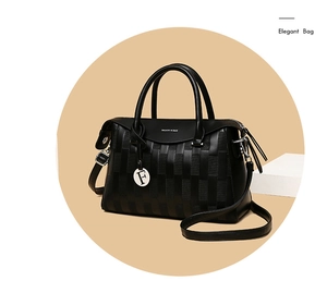 Détail du sac cabas noir avec texture tissée, pendentif F et logo BALADO & BAG