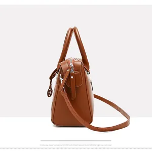 Vue latérale du sac fourre-tout en cuir PU caramel avec zip argenté et pendentif F