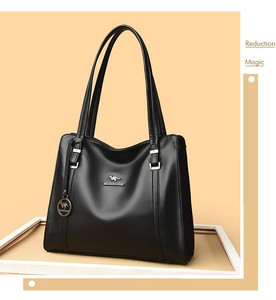 Dettaglio di borsa tote in pelle nera a grana con logo a canguro argento e ferramenta